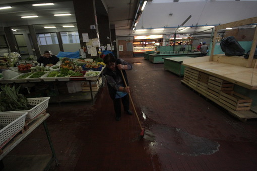 Sanremo: infiltrazione d'acqua dalle lampade sul soffitto del mercato annonario, gravi disagi per i commercianti