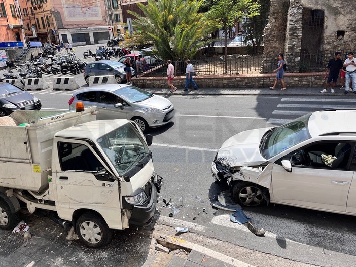 Sanremo: auto provoca incidente e muore netturbino, Sangiovanni (CGIL) "Tragedia assurda" Sanremo: auto provoca incidente e muore netturbino, Sangiovanni (CGIL) "Tragedia assurda"