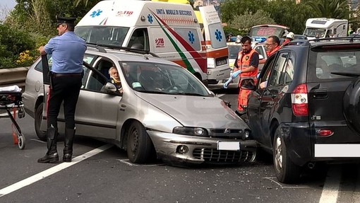 Riva Ligure: scontro frontale tra due auto sull'Aurelia. Una persona rimasta incastrata tra le lamiere Riva Ligure: scontro frontale tra due auto sull'Aurelia. Una persona rimasta incastrata tra le lamiere