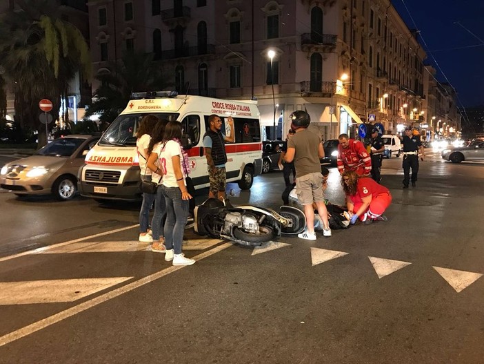 Sanremo: incidente tra corso Mombello e via Roma. Ragazza trasportata al Borea in codice giallo Sanremo: incidente tra corso Mombello e via Roma. Ragazza trasportata al Borea in codice giallo