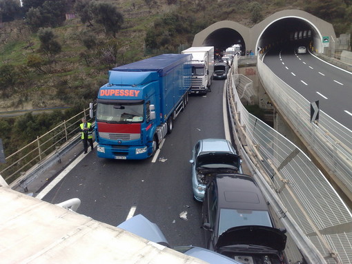Incidente sull'autostrada A10 all'altezza di Spotorno: traffico rallentato in direzione Genova