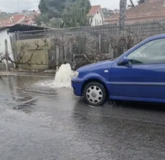 Acquedotto colabrodo, geyser in via Littardi a Imperia: erogazione idrica interrotta Acquedotto colabrodo, geyser in via Littardi a Imperia: erogazione idrica interrotta