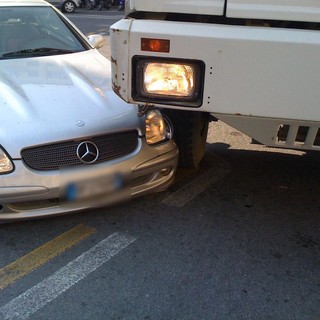 Imperia: auto contro camion in piazza Dante, nessun ferito Imperia: auto contro camion in piazza Dante, nessun ferito