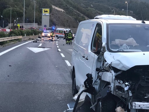 Bordighera, tragedia sull'A10: due migranti travolti e uccisi da un furgone mentre attraversano l'autostrada (foto)