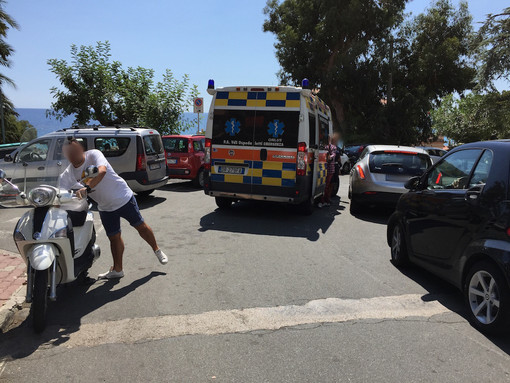 Ospedaletti: donna in scooter si trova davanti un'auto in contromano, frena bruscamente e cade