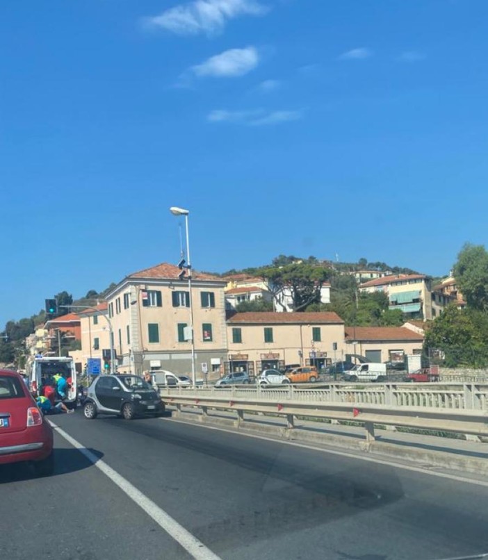 Imperia, incidente sull'Aurelia al bivio per Poggi: un ferito trasportato in ospedale Imperia, incidente sull'Aurelia al bivio per Poggi: un ferito trasportato in ospedale