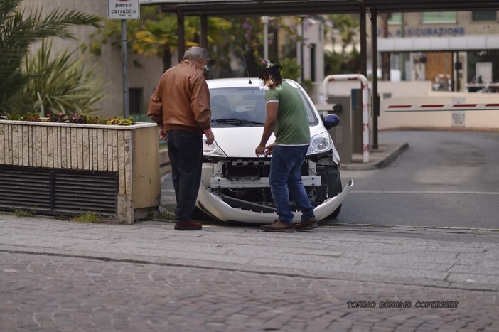 Sanremo: anziano urta il muretto del parcheggio di Piazza Colombo e procura una rottura alla parte frontale dell'auto Sanremo: anziano urta il muretto del parcheggio di Piazza Colombo e procura una rottura alla parte frontale dell'auto