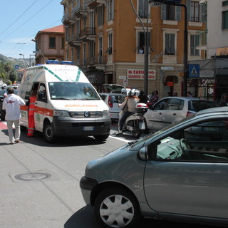 Sanremo: scontro scooter-auto in zona San Martino, 22enne leggermente ferito