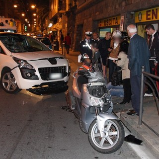 Sanremo: suv tenta di entrare nel posteggio in via Volta ma si scontra con uno scooter, ragazzo rimane ferito