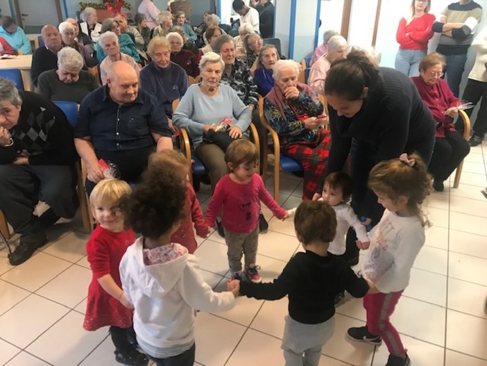 Bimbi del Micronido 'L’isola che non c’è' di Bordighera alla 'Casa Rachele' di Vallecrosia Bimbi del Micronido 'L’isola che non c’è' di Bordighera alla 'Casa Rachele' di Vallecrosia
