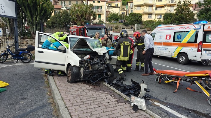 Sanremo, incidente in via San Francesco: conducente dell’Audi positivo all’alcoltest, ancora in ospedale uno dei feriti