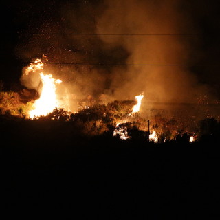 Pompeiana: spente in un'oretta le fiamme divampate ieri sera grazie all'intervento dei Vigili del Fuoco Pompeiana: spente in un'oretta le fiamme divampate ieri sera grazie all'intervento dei Vigili del Fuoco