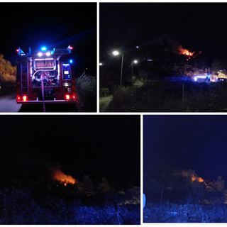 Incendio nei boschi a Diano Calderina, fiamme vicino alle abitazioni (foto e video)