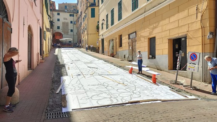 Imperia, Compagnia di via Carducci al lavoro per l’Infiorata