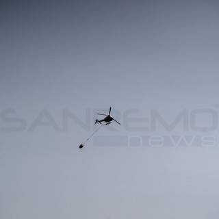 Incendio a ridosso dell’autostrada tra Ospedaletti e Bordighera: elicotteri in azione