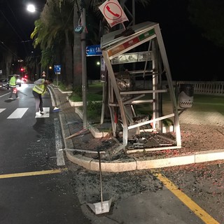 Ospedaletti: auto "pirata" travolge una cabina telefonica in corso Regina Margherita e si dà alla fuga Ospedaletti: auto "pirata" travolge una cabina telefonica in corso Regina Margherita e si dà alla fuga