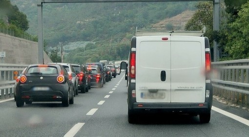 Incidente sulla A10 tra Savona e Spotorno verso la Francia: un morto, autostrada chiusa Incidente sulla A10 tra Savona e Spotorno verso la Francia: un morto, autostrada chiusa