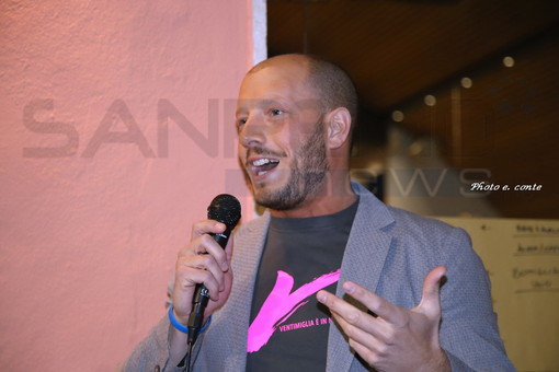 Ventimiglia: oltre 300 persone per l'ufficialità della ricandidatura a Sindaco di Enrico Ioculano "Andiamo nel futuro senza padrini e padroni" (Foto e Video) Ventimiglia: oltre 300 persone per l'ufficialità della ricandidatura a Sindaco di Enrico Ioculano "Andiamo nel futuro senza padrini e padroni" (Foto e Video)