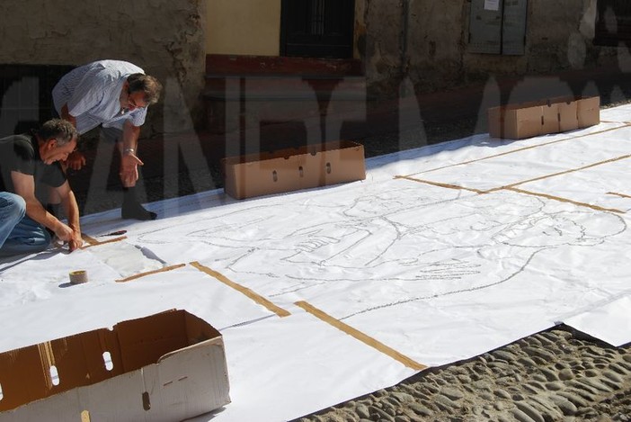 Imperia: aspettando l'infiorata della Compagnia di Via Carducci al Parasio, in occasione del Corpus Domini Imperia: aspettando l'infiorata della Compagnia di Via Carducci al Parasio, in occasione del Corpus Domini