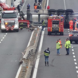 Ceriale, schianto tra due tir sull'Autofiori: un morto e un ferito grave (foto e video)