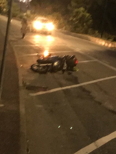Imperia: a fuoco uno scooter ieri sera sul lungomare Vespucci. Fiamme spente dai Vigili del Fuoco e alcuni automobilisti di passaggio Imperia: a fuoco uno scooter ieri sera sul lungomare Vespucci. Fiamme spente dai Vigili del Fuoco e alcuni automobilisti di passaggio