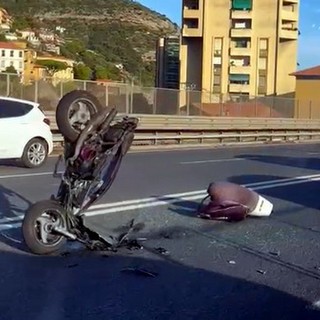 Ventimiglia, scontro moto e auto sul cavalcavia: scattano i soccorsi (Foto) Ventimiglia, scontro moto e auto sul cavalcavia: scattano i soccorsi (Foto)