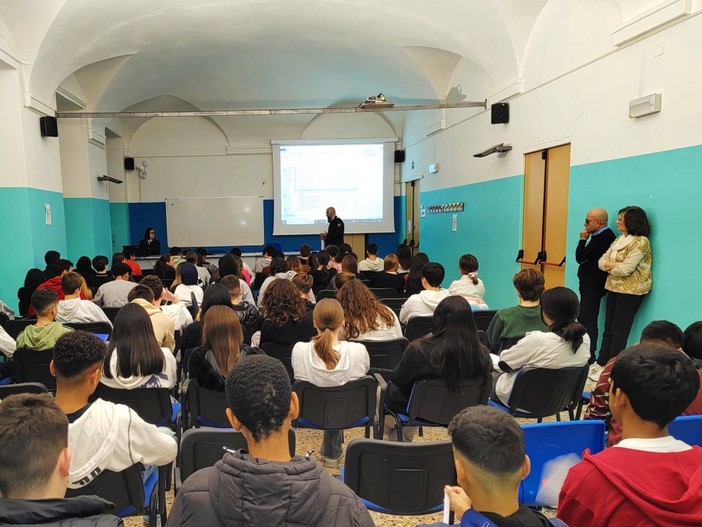 Sanremo, gli studenti del Colombo a lezione con la Polizia Postale Sanremo, gli studenti del Colombo a lezione con la Polizia Postale