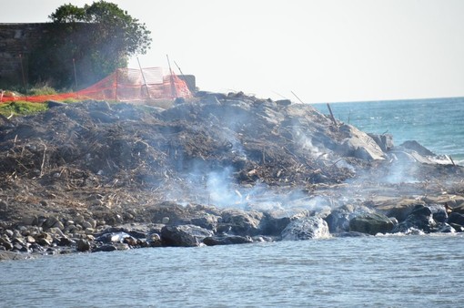 Arma di Taggia: catasta di legna e cartone a fuoco stanotte vicino al cantiere nautico, intervento dei Vigili del Fuoco