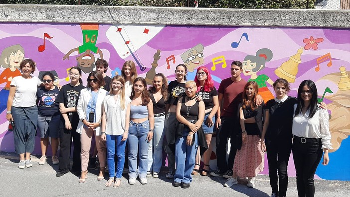 Imperia, festa per l'inaugurazione del nuovo murales del Carpe Diem (foto e video) Imperia, festa per l'inaugurazione del nuovo murales del Carpe Diem (foto e video)