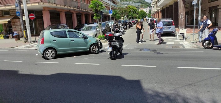 Vallecrosia, incidente auto-moto: ferite due minorenni (Foto)