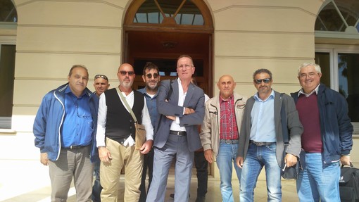 Vallecrosia: il Comune si sostituirà all'azienda nel pagamento degli stipendi dei netturbini. L'amministrazione conferma la volontà di rescindere il contratto prima della scadenza Vallecrosia: il Comune si sostituirà all'azienda nel pagamento degli stipendi dei netturbini. L'amministrazione conferma la volontà di rescindere il contratto prima della scadenza