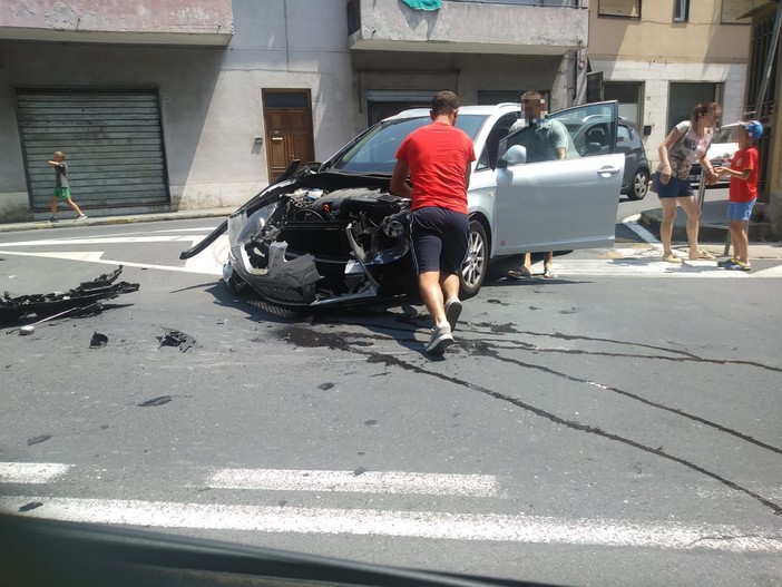 Imperia: incidente in tarda mattinata, scontro tra auto e camion in via Garessio (foto) Imperia: incidente in tarda mattinata, scontro tra auto e camion in via Garessio (foto)