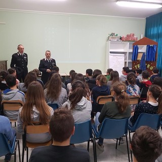 Taggia: lezione di cultura della legalità con i Carabinieri, il Luogotenente Mauro Felice Rinaldi incontra gli studenti della Pastonchi
