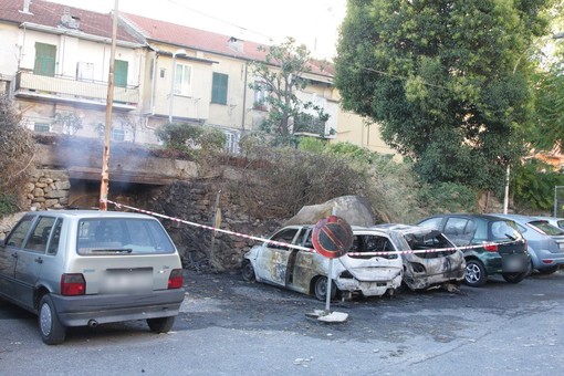 Taggia: attentato incendiario ai danni della colonia felina di via Colombo, distrutte anche alcune auto Taggia: attentato incendiario ai danni della colonia felina di via Colombo, distrutte anche alcune auto