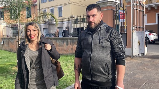 Audizione in procura a Imperia dei genitori di Ryan, il papà: “È tornato a sorridere”. L’avvocato Gioffrè: “Non c’è una terza persona, gli indagati sono due” (foto e video) Audizione in procura a Imperia dei genitori di Ryan, il papà: “È tornato a sorridere”. L’avvocato Gioffrè: “Non c’è una terza persona, gli indagati sono due” (foto e video)