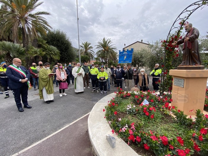 Padre Pio veglia sulla comunità di Riva Ligure: inaugurata la statua donata dalla Protezione Civile (foto e video)