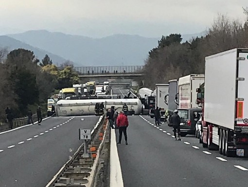 Incidente di ieri tra tir sulla A10: un morto e un ferito grave, oggi ancora viabilità paralizzata (Foto e Video) Incidente di ieri tra tir sulla A10: un morto e un ferito grave, oggi ancora viabilità paralizzata (Foto e Video)