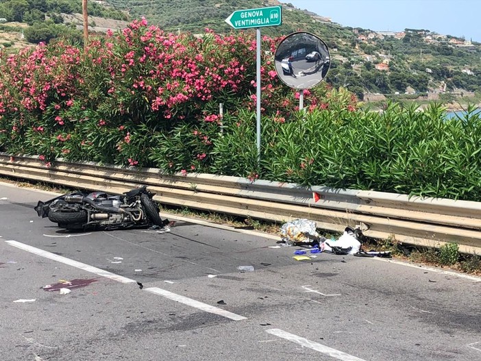San Lorenzo al Mare, incidente moto-furgone al bivio di Civezza: 42enne in gravi condizioni (foto) San Lorenzo al Mare, incidente moto-furgone al bivio di Civezza: 42enne in gravi condizioni (foto)