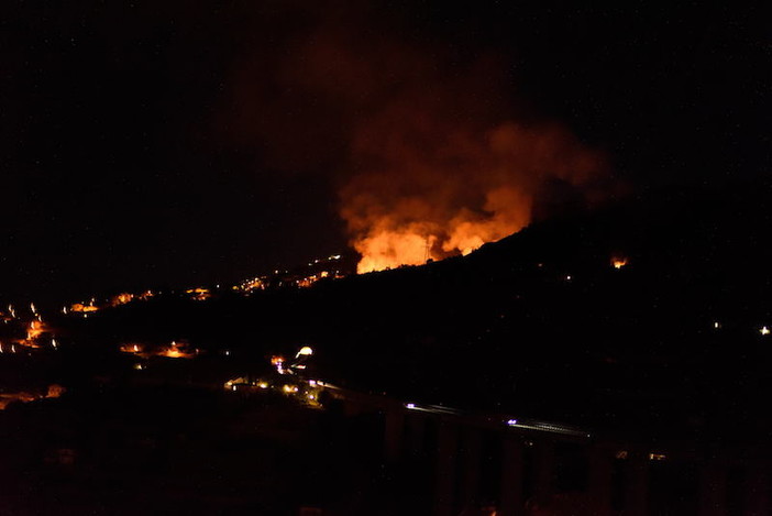 Sanremo: le foto di Tonino Bonomo dell'incendio divampato ieri a Coldirodi Sanremo: le foto di Tonino Bonomo dell'incendio divampato ieri a Coldirodi