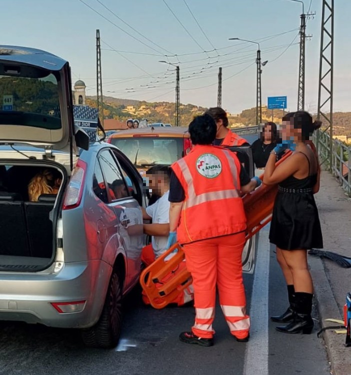 Ventimiglia, mega scontro in corso Genova: ad avere la peggio una ragazza di 26 anni (foto) Ventimiglia, mega scontro in corso Genova: ad avere la peggio una ragazza di 26 anni (foto)