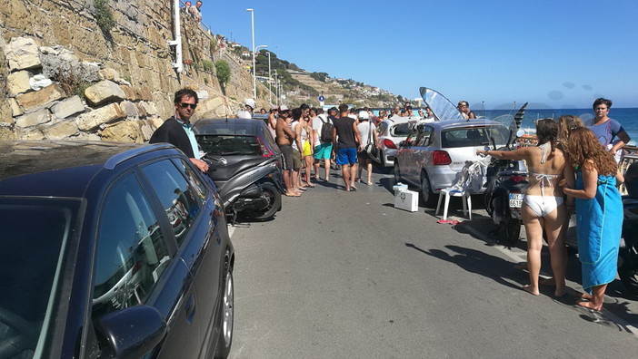 Tutti al mare quest'oggi ma ai 'Tre Ponti' è stata una giornata di passione: alla fine è intervenuta la Municipale