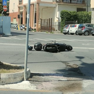 Imperia, mancata precedenza: scooterista investito da un'auto. Ferito un  uomo