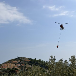Sanremo, incendio a Poggio: il plauso di una lettrice ai vigili del fuoco e all'elicottero