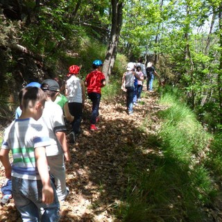 I bambini della scuola primaria A.Volta in gita alla fattoria "La vallata" a San Giovanni di Stella.