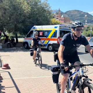 Ventimiglia, malore sulla passeggiata: soccorso dagli agenti in e-bike