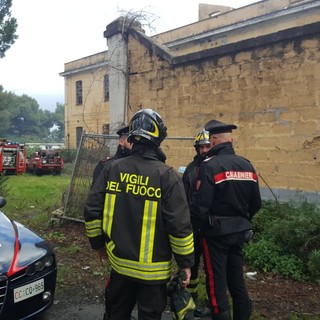 Imperia: incendio all'ex Sairo, appiccato involontariamente da un senza tetto, intervento dei vigili del fuoco (foto)