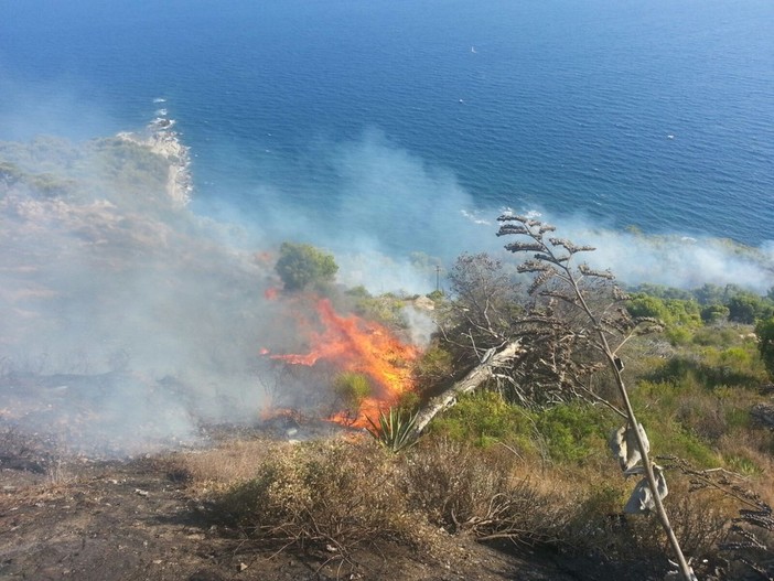 Ventimiglia: grave incendio in atto al di sopra della Mortola, elicottero in azione e strada chiusa verso il confine