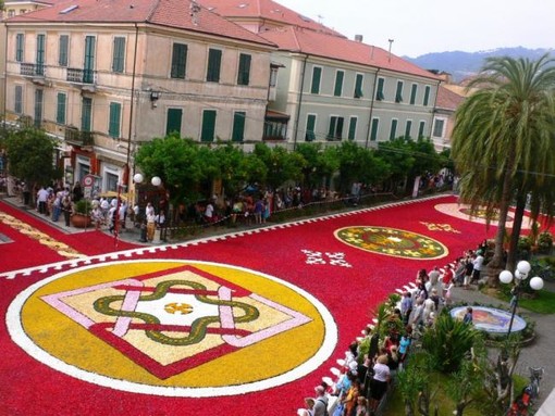 Diano Marina: sabato sera via ai lavori per l'infiorata in programma domenica Diano Marina: sabato sera via ai lavori per l'infiorata in programma domenica
