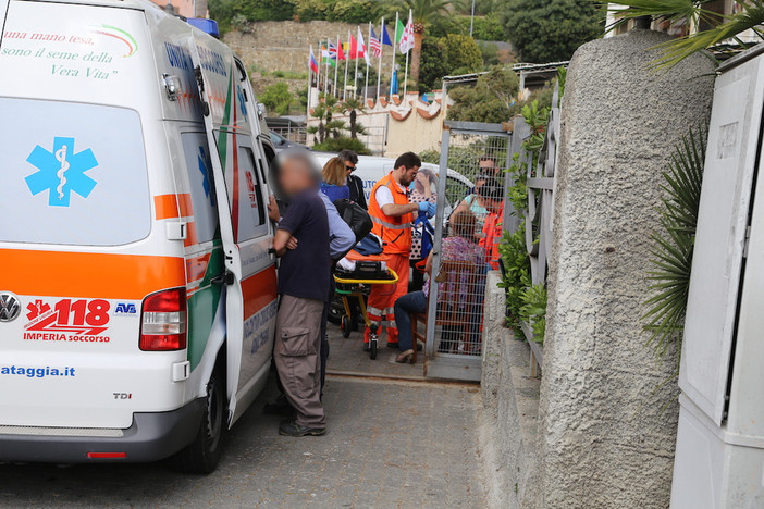 Sanremo: scooter investe un pedone sulla statale Aurelia a La Vesca, due donne portate in Ospedale