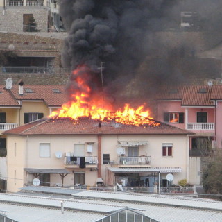 Ventimiglia: incendio al tetto di un'abitazione in frazione Bevera in via Manero